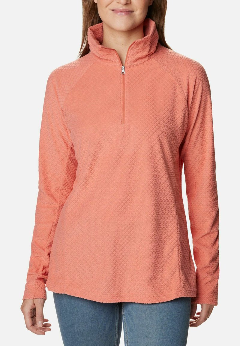 Pullover in pile di corallo con colletto a mezza zip, motivo esagonale testurizzato e maniche lunghe, caratterizzato da un orlo arrotondato per una vestibilità rilassata.