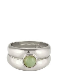 Bague en argent au design rond, dotée d'une pierre lisse et ronde de couleur vert pâle au centre et d'une finition polie et brillante.