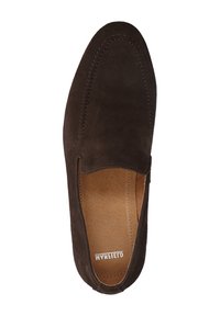 Chaussure slip-on en suède marron foncé avec une pointe arrondie, des coutures contrastantes et une doublure intérieure lisse. Design simple et classique.