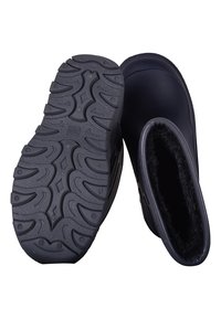 Zuecos impermeables negros con suela de goma texturizada que presenta profundos surcos para un mejor agarre; forrados con suave piel de peluche para calidez y comodidad.