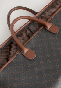 Geantă cu imprimeu maro și negru din material sintetic, având închidere cu fermoar, două mânere rotunde și detalii din plasă în partea superioară.