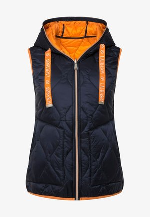Marineblaue gesteppte Weste mit einem orangenen Innenfutter, mit einem Reißverschluss vorne, zwei Seitentaschen und mit Logos verzierten Riemen an der Kapuze.