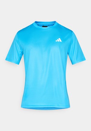 Jasnoniebieska sportowa koszulka z gładkiego, oddychającego materiału; krótkie rękawy; z małym białym logo Adidas na górnej lewej stronie.