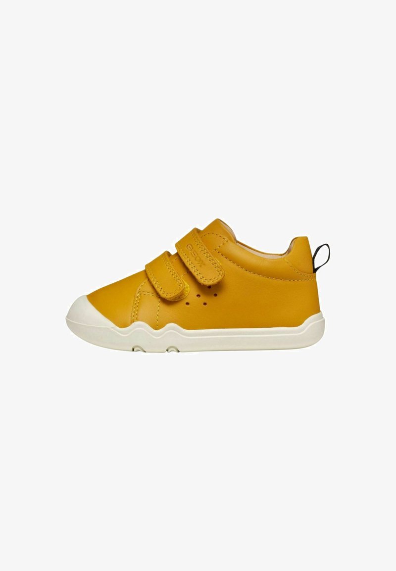 Baskets en cuir jaune avec deux bandes velcro, semelle en caoutchouc blanc contrastant, accents perforés pour la respirabilité et languette à l'arrière.