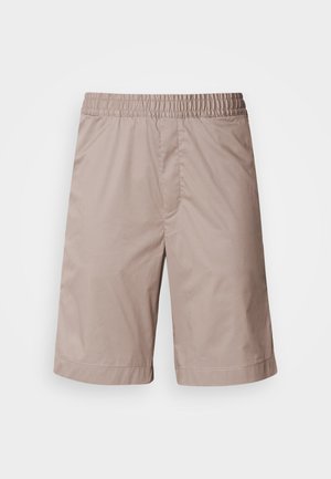 Pantaloni corti beige con cintura elasticizzata, texture liscia, taglio lungo fino al ginocchio e senza motivi visibili o dettagli in metallo.