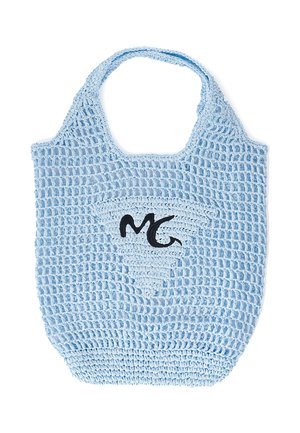 Borsa tote in cotone lavorata all'uncinetto di colore azzurro chiaro, con manici arrotondati, caratterizzata da un design ricamato in nero con le lettere "MC" al centro. Motivo a trama aperta e testurizzata.