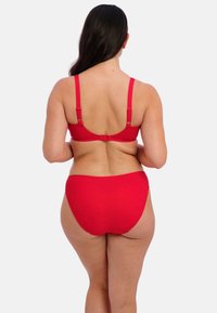 Rode bikini set bestaande uit een soepel textuur bh met verstelbare bandjes en een haaksluiting, gecombineerd met hooggetailleerde broekjes met een subtiel patroon.