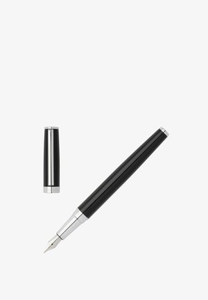 Pluma estilográfica negra y plateada con tapa desprendida, mostrando la punta de metal en un fondo blanco.