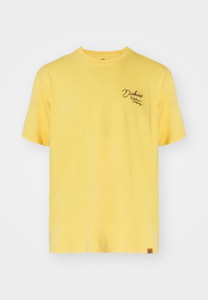 Sárga pamut póló rövid ujjal, kerek nyakkivágással és fekete hímzett "Dickies" logóval a bal mellen.