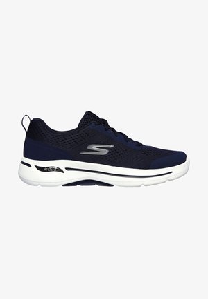 Scarpe da ginnastica blu navy con tomaia in rete, suola bianca ammortizzata e logo argentato sul lato. Presentano un design testurizzato e un'apposita linguetta per il richiamo.