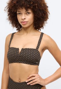 Top de biquíni preto com padrão, apresentando um design texturizado, decote quadrado, alças largas e um leve detalhe em V no centro.