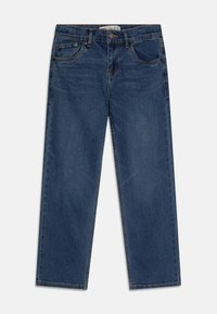 Vaqueros de mezclilla azul con un diseño de pierna recta, cinco bolsillos y detalles de costura sutiles. Presenta un cierre de botón estándar y una etiqueta en la cinturilla.