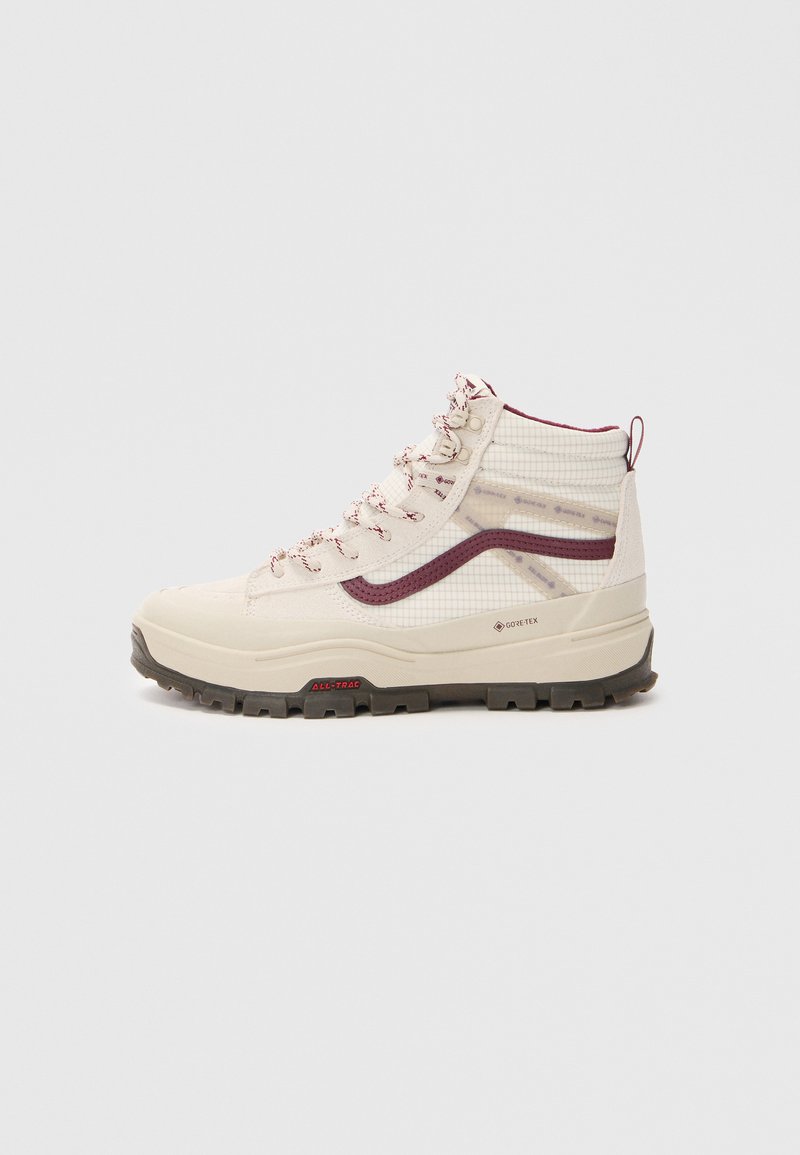 Kohvikõrgused beezid matkasneakerid burgundi aktsentidega, Gore-Tex paneel, paks räige must talla ja mustrilised paelad.
