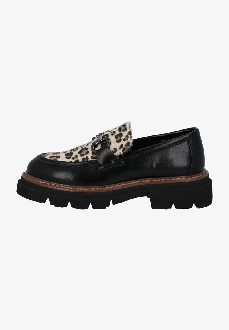 Mocasines de cuero negro con un panel de piel de leopardo, hardware metálico decorativo y una suela gruesa y texturizada con costuras en contraste.
