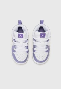 Baskets violettes et blanches avec une texture en cuir lisse et en mesh, présentant un bout perforé, des lacets et des accents contrastants.