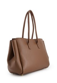Braune Leder-Tote mit zwei langen Griffen, mit Kieselstruktur, strukturiertem Design und kleinen Metallfüßen für Stabilität.