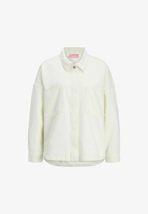 Veste en denim blanc avec un col, deux poches avant à rabat, des épaules tombantes et une fermeture à boutons. Texture lisse et coupe décontractée.