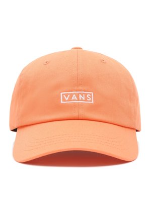Oranžová baseballová čepice s prohnutým kšiltem, na předním panelu uprostřed bílá vyšívaná značka "VANS", na bílém pozadí.