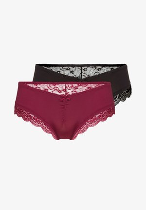 Twee paar damesondergoed: één in bordeaux met kantaccent en strikdetail, de ander in zwart met een kanten tailleband en golvende randen.