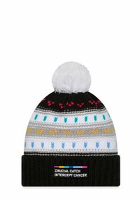 Beanie nero lavorato a maglia con un pom-pom bianco, strisce orizzontali grigie, bianche e colorate, con un'etichetta del logo alla base.