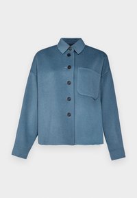 Camicia azzurra a maniche lunghe con colletto e una tasca sul petto su uno sfondo semplice.