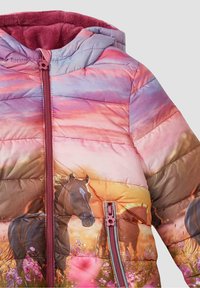 Doudoune pour enfant avec fermeture éclair rose, capuche et motif de chevaux courant dans un champ de fleurs au coucher du soleil.