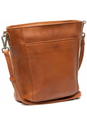 Braune Leder-Crossbody-Tasche mit strukturierter Oberfläche, ausgestattet mit einem Reißverschluss oben und einem verstellbaren Träger. Enthält eine Fronttasche.
