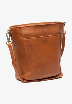 Sac en cuir marron à bandoulière avec une finition texturée, doté d'une fermeture zippée en haut et d'une sangle réglable. Inclut un détail de poche avant.