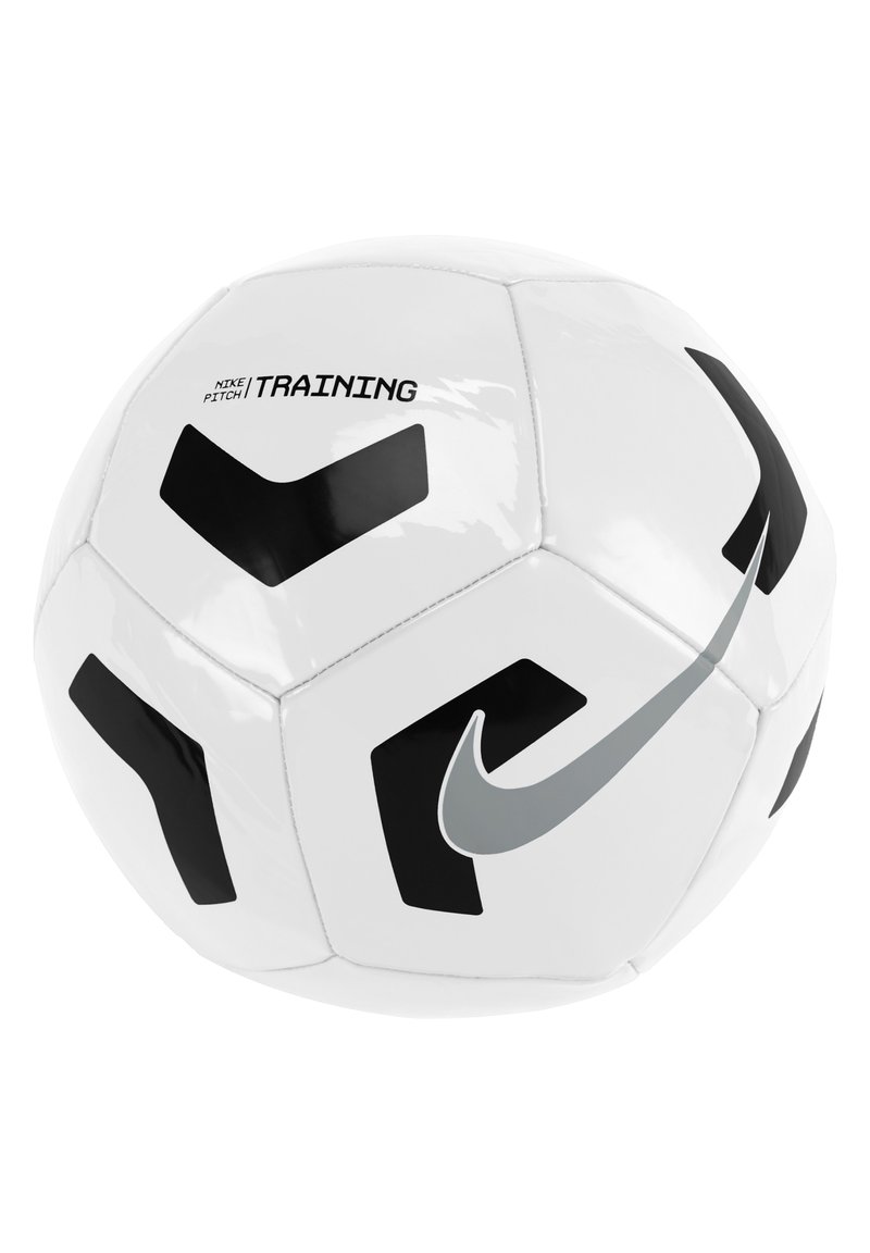 Balón de fútbol Nike Pitch Training, blanco con acentos negros y un swoosh gris. Presenta paneles hexagonales y una textura brillante.