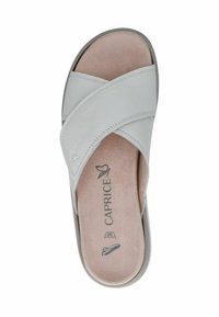 Sandale à enfiler gris clair avec des bretelles croisées, intérieur doux, semelle plate et un branding subtil. Texture de cuir lisse avec une semelle confortable.