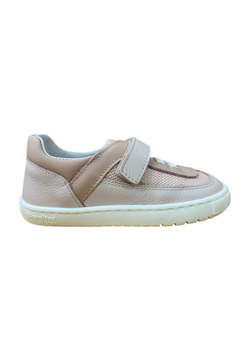 Zapatilla de cuero rosa con una tira de velcro, punta redondeada y acentos de malla texturizada. Suela de goma con patrones circulares para agarre.