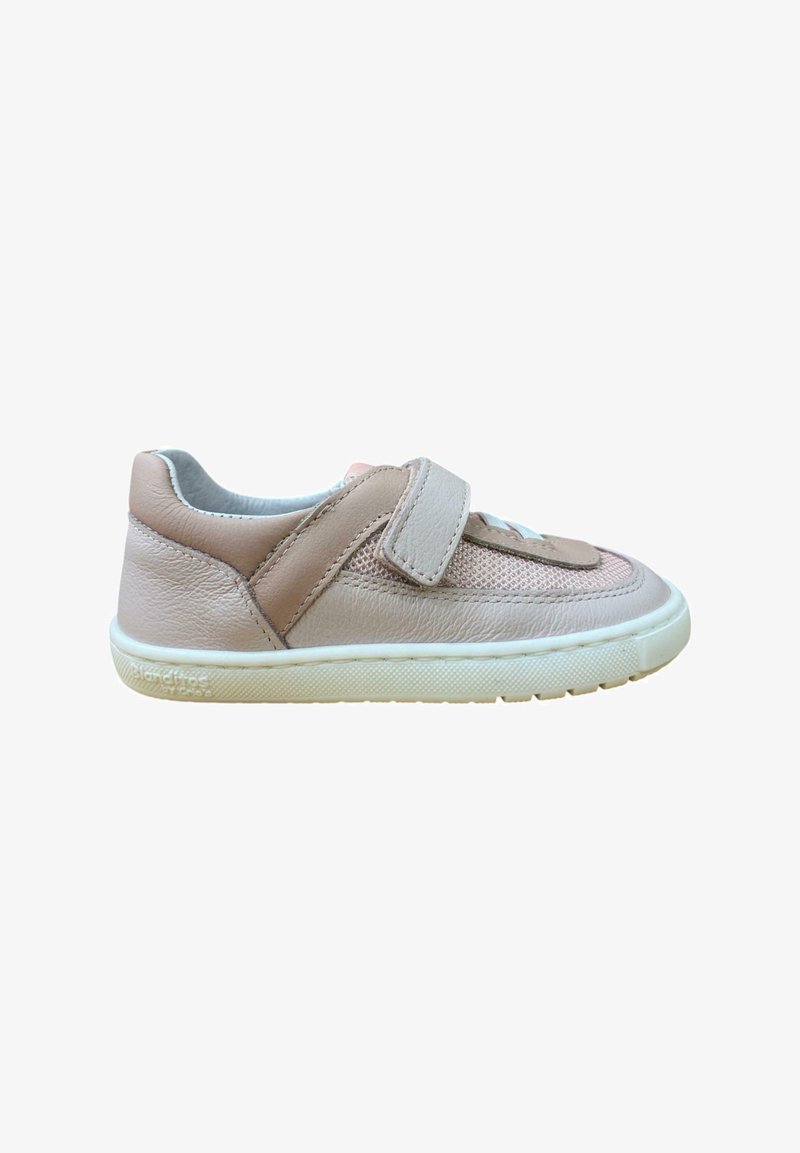 Zapatilla de cuero rosa con una tira de velcro, punta redondeada y acentos de malla texturizada. Suela de goma con patrones circulares para agarre.