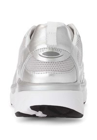 Zilveren sportschoen met een bovenwerk van mesh, een gevoerde kraag en een rubberen zool. Bevat een trekband en "rollingsoft" branding op de hiel.