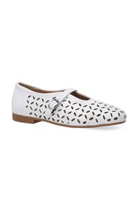 Weiße, durchbrochene Ballettschuhe mit rechteckigem Ausschnitt und einer seitlichen Schnallenakzent. Strukturiertes synthetisches Obermaterial und eine flache, helle Sohle.