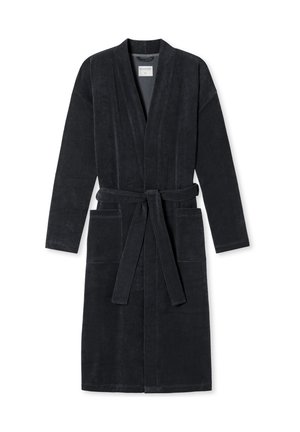 Accappatoio grigio scuro realizzato in morbido tessuto in spugna, dotato di design avvolgente, maniche lunghe, due tasche frontali e una cintura coordinata.