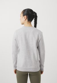 Grå sweatshirt med lange ermer og rund hals. Har ribbede mansjetter og nederkant, laget av myk bomullsblandingsstoff.
