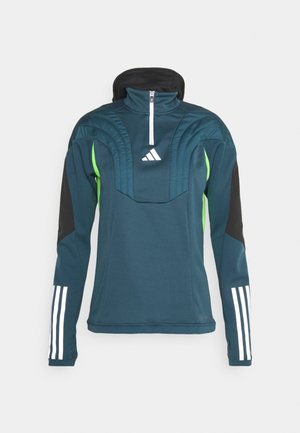 Teal sportjacket met hoge kraag en ritssluiting, voorzien van zwarte accenten en witte driestrepenpatronen op de mouwen.