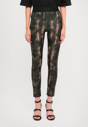 Leggings noirs taille haute avec un motif en serpent brillant de couleur vert foncé et cuivre, dotés d'une ceinture élastique texturée et d'une coupe à la cheville.