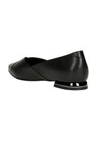 Scarpa piatta in pelle nera con punta arrotondata, dettaglio incrociato sulla parte superiore e un tacco basso, lucido e nero.