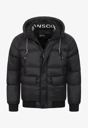 Zwarte pufferjack met een rits aan de voorkant, elastische manchetten en meerdere zakken. Voorzien van een capuchon met verstelbare trekkoorden en een gewatteerde textuur.
