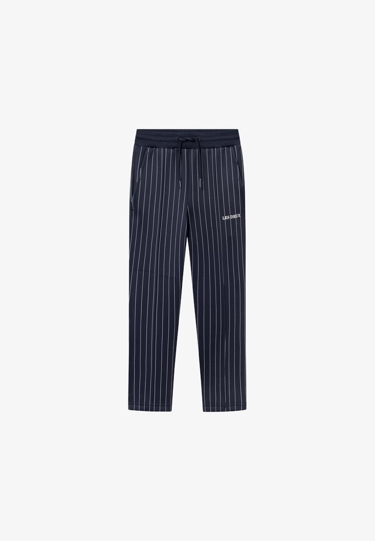 Pantaloni de trening navy cu dungi, cu bandă elastică la talie, șnur de ajustare și buzunare laterale; are logo-ul "LES DEUX" pe partea stângă jos.