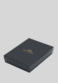 Prostokątne, ciemnoniebieskie pudełko o fakturowanej powierzchni z tłoczonym na złoto logo "WITTCHEN" na górze. Pokrywa z gładkim wykończeniem.