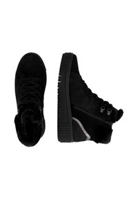 Bottines en suede noir avec une finition texturée, semelles en caoutchouc, fermeture à lacets et fermeture éclair sur le côté. Comprend un doublure en fausse fourrure et un accent argenté.