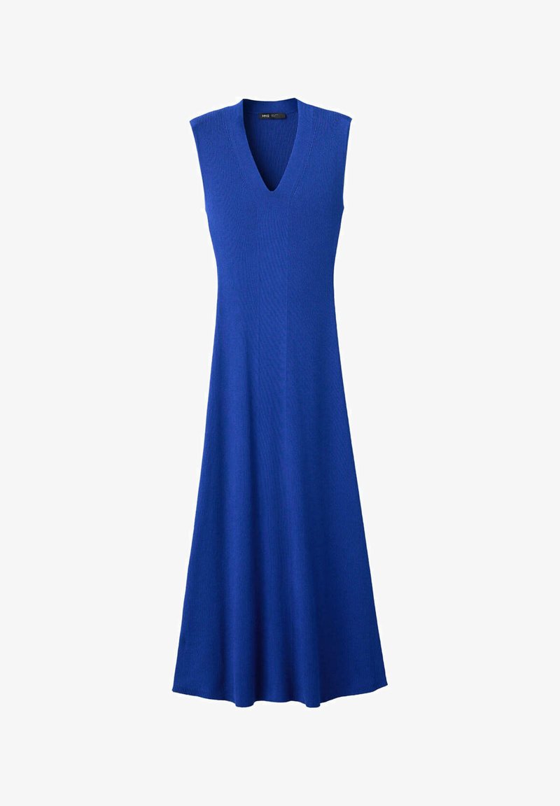 Robe tricotée bleu roi sans manches avec col en V et jupe midi évasée, présentée sur fond blanc.