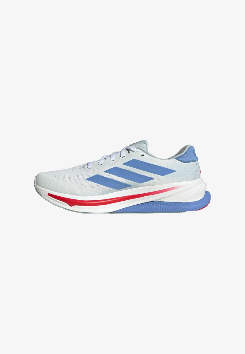 Chaussure de course blanche avec un design à trois bandes bleues, accent rouge sur la semelle et détail bleu au talon, présentée de côté sur un fond blanc.