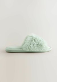 Mintgroene nep-bont instapper met een zachte, gestructureerde bovenkant en een platte, gladde zool. Eenvoudig ontwerp zonder zichtbare hardware of patronen.