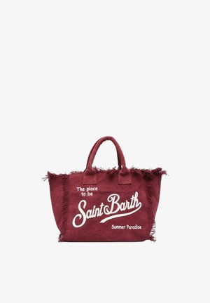 Sac fourre-tout en tissu grenat avec bords effilochés et texte « The place to be Saint Barth Summer Paradise » en écriture blanche sur le devant.