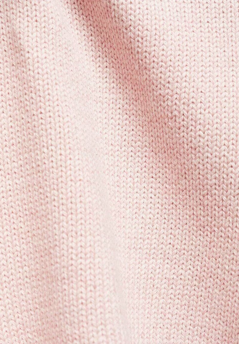 Rosa gestrickter Stoff mit einem strukturierten Zickzackmuster. Weiche Optik, mittlere Dicke und leichte Dehnbarkeit, die im Gewebe sichtbar ist.