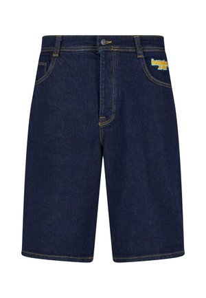 Shorts in denim di colore blu scuro con cuciture gialle. Presentano tasche anteriori e un logo sul lato sinistro. Taglio classico e lunghezza al ginocchio.