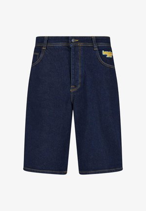 Sötétkék farmer sort, sárga varrással. Elöl zsebekkel és logóval a bal oldalon. Klasszikus szabású, térd hosszúságú kialakítás.